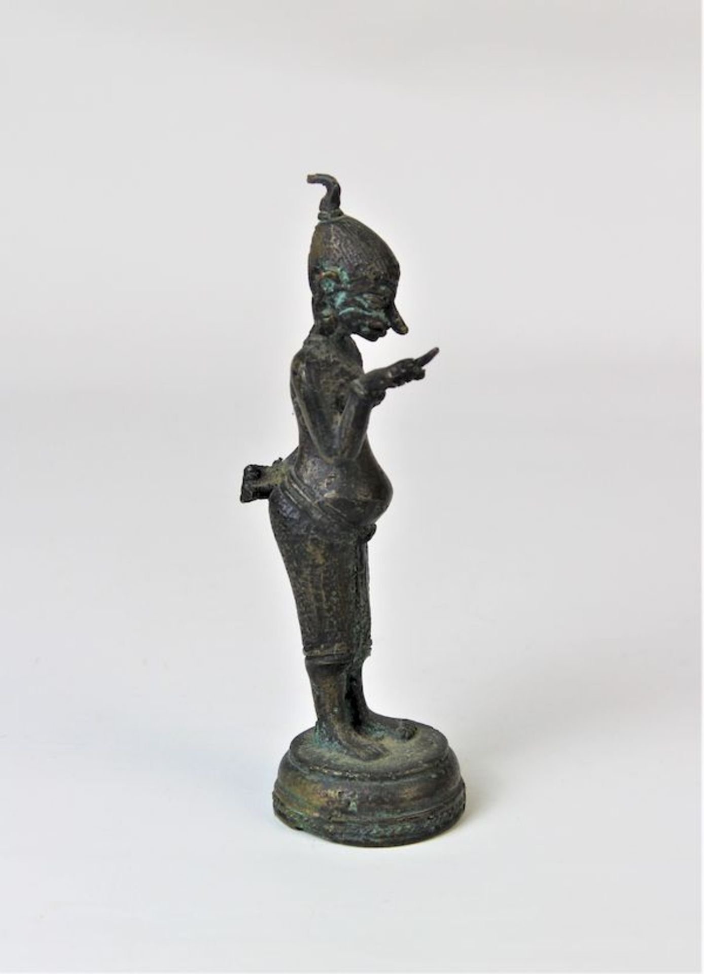 Bronzefigur einer stehenden Gottheit, Bali/Indonesien 18.Jhdt. o früherBronze patiniert Maße: ca. H.
