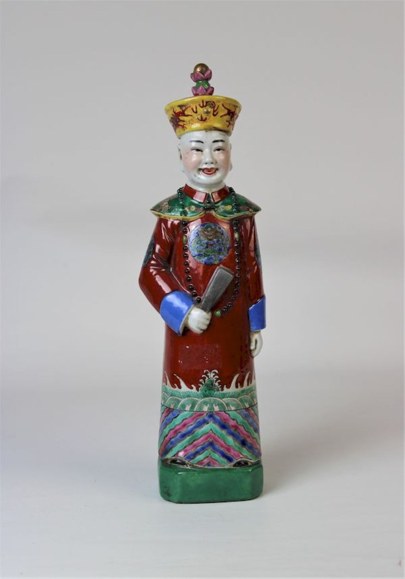 Porzellanfigur " Stehender Hofbeamter ", China späte Qing-DynastiePorzellan mit polychromer