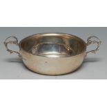 An Elizabeth II silver whisky quaich or wine taster, scroll handles, 14cm wide,