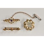 Brooches - an Edwardian amethyst and seed pearl floral wheel bar brooch, stamped 15ct, 3.