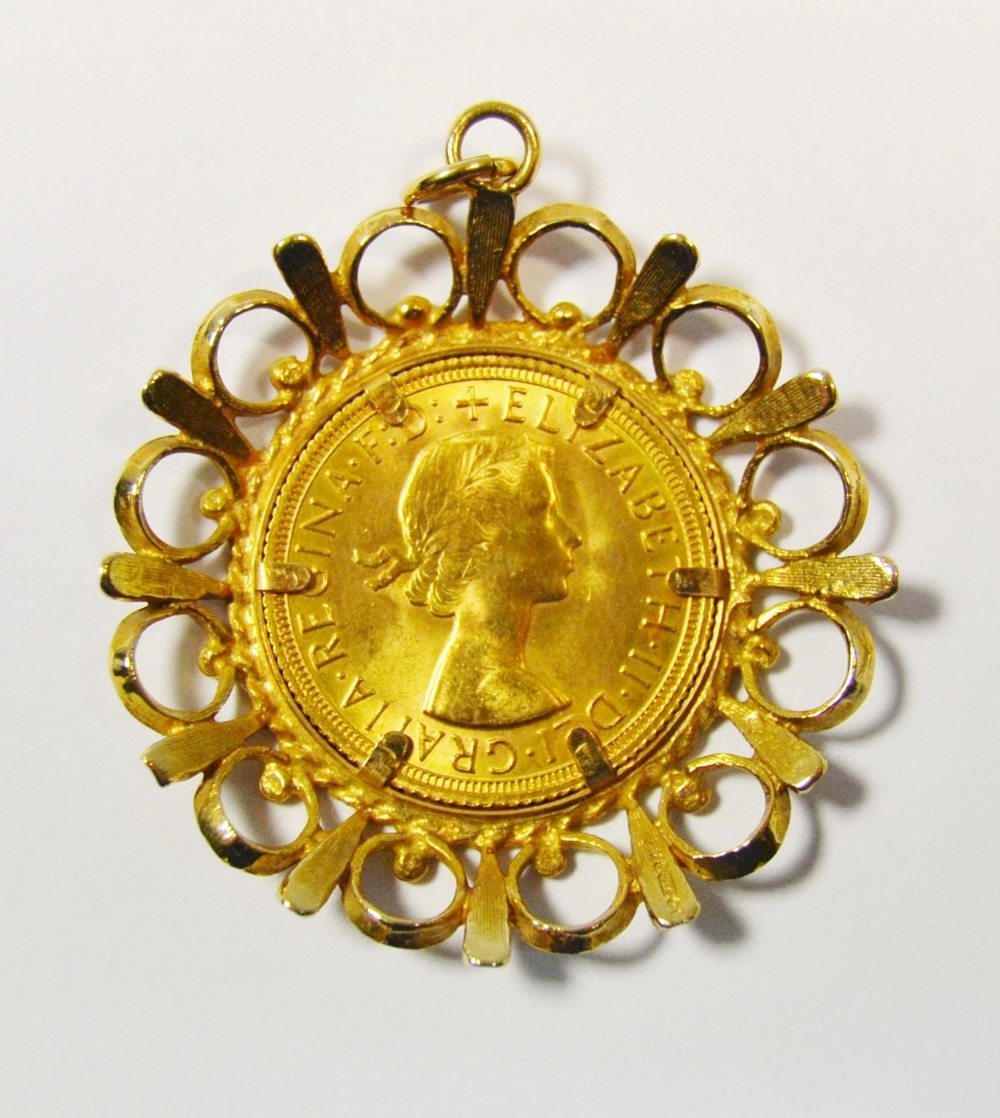 An Elizabeth II sovereign dated 1968 (8g) set within a 9ct gold mount 13.