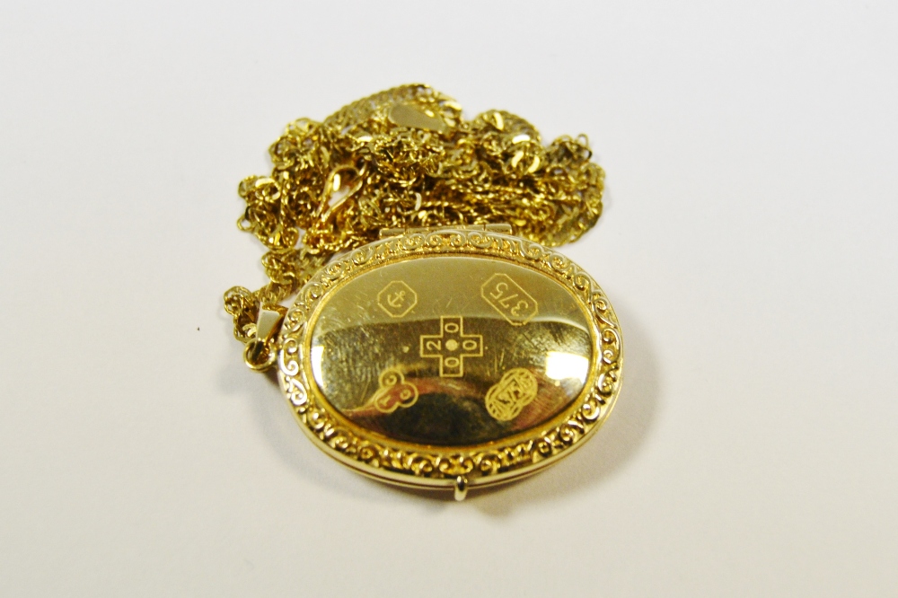 An Elizabeth II 9ct gold locket on a twisted curb link chain 5.