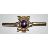 A 9ct gold Owl bar brooch set with an oval Blue John stone, hallmarked London, 1990 weight 7.