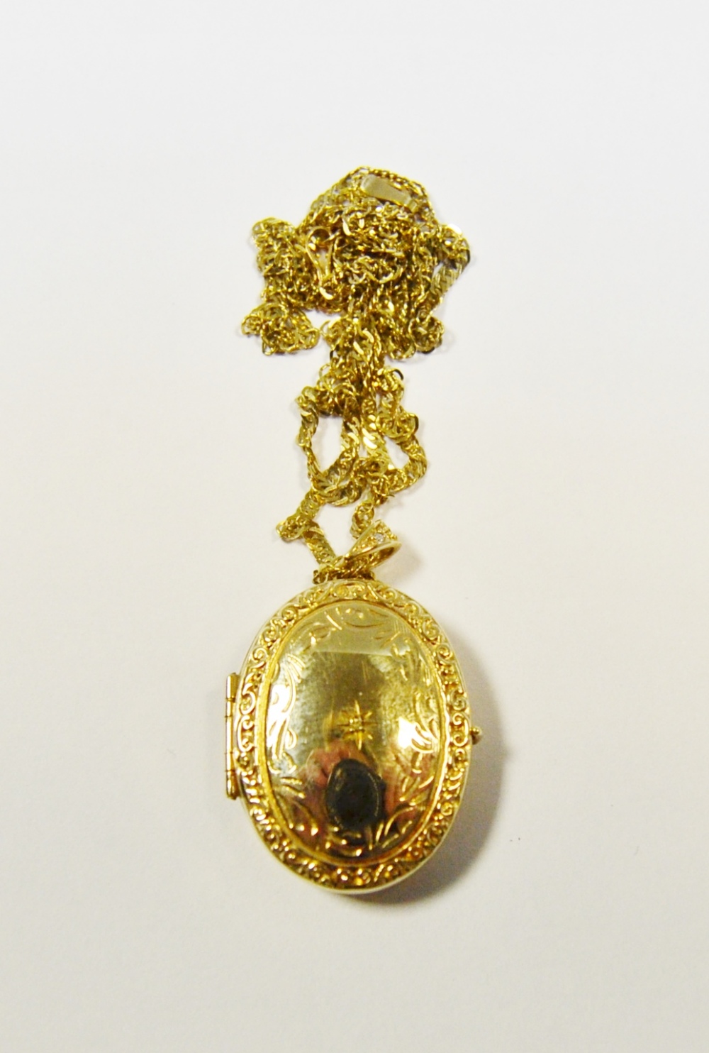 An Elizabeth II 9ct gold locket on a twisted curb link chain 5. - Image 2 of 2