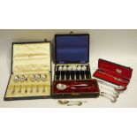 Silver and plated cutlery- cased silver tea spoons; a novelty golf handle spoon; sugar bows,