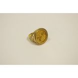*** Please note this is a half sovereign *** An Elizabeth II sovereign ring 1982, 9.