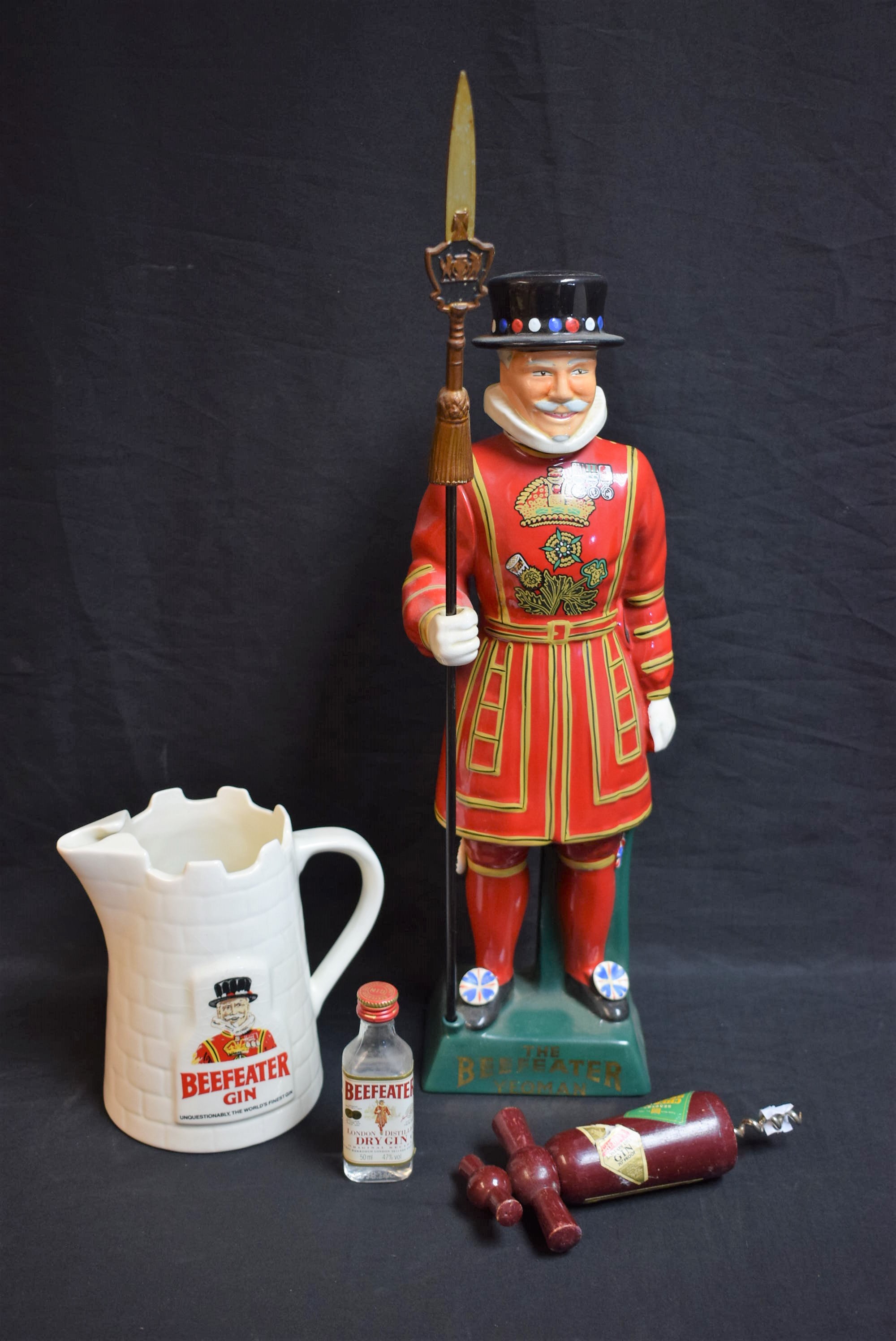 Advertising/Breweriana - a Carlton Ware ceramic bar figure, The Beefeater Yeoman,