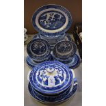 Ceramics - a quantity of Alfred Meakin and other Willow pattern dinner ware, including dinner pates,