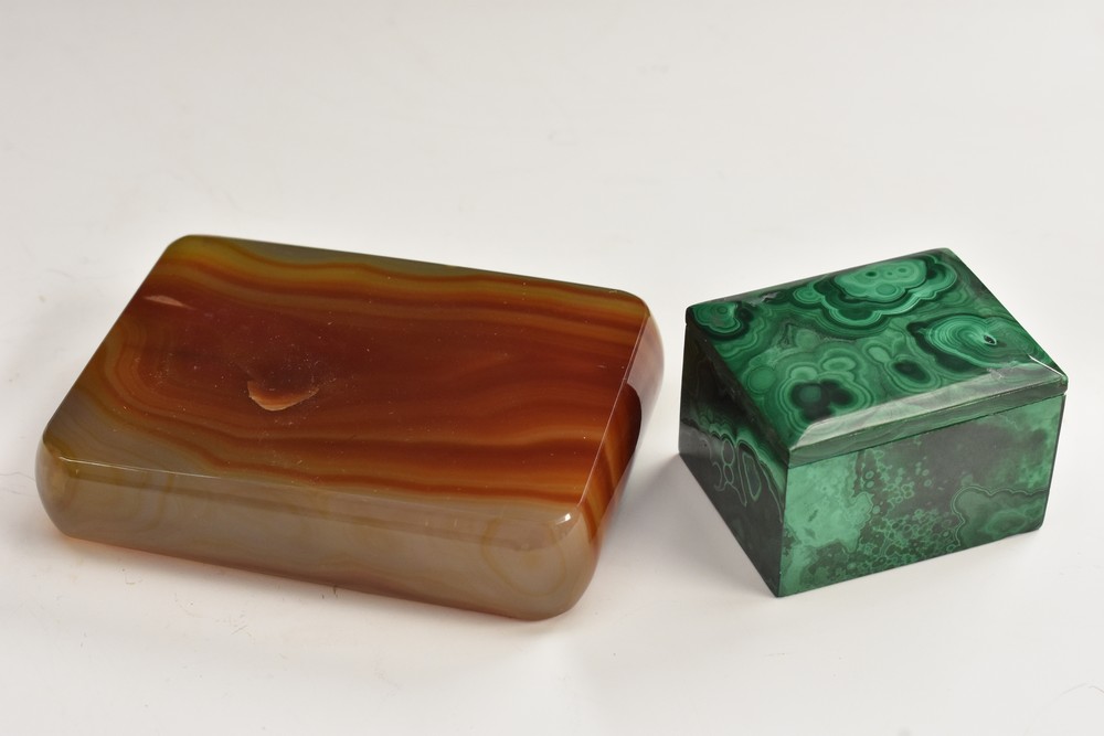 A 19th century agate rounded rectangular desk weight, 9cm wide, c.