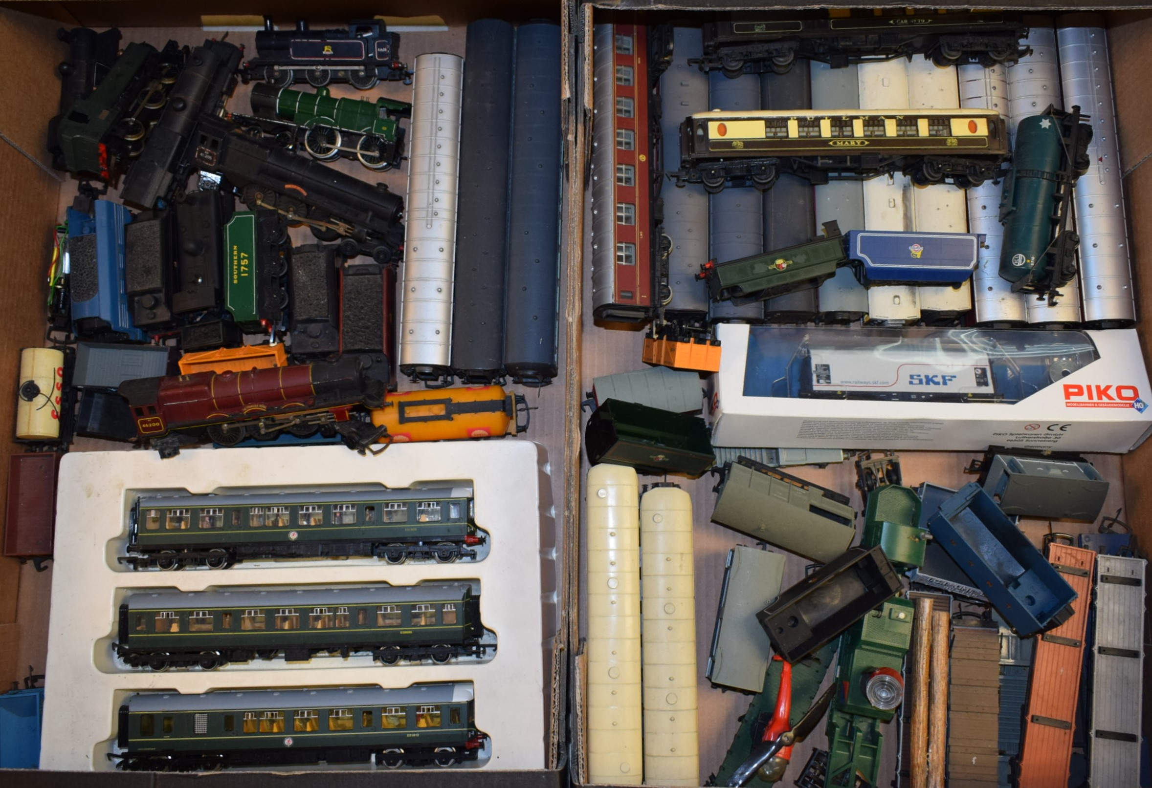 Model Railway - OO Gauge mainly Hornby/Triang including a DMU set, plastic housing,