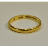 A 22ct gold wedding band 1.7g.