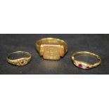 Jewellery - a gentleman's 18ct gold signet ring, Birmingham 1939, 8.