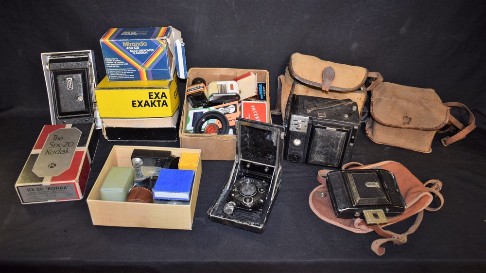 Cameras - Reflex box, Bell and Howell, Brownie, The Six 20 Kodak, Exa, Kamera - Werkstatten,