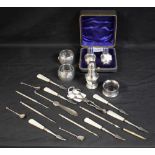 A pair of Edwardian silver pepper pots, Birmingham 1903, cased; another single pepper, London,