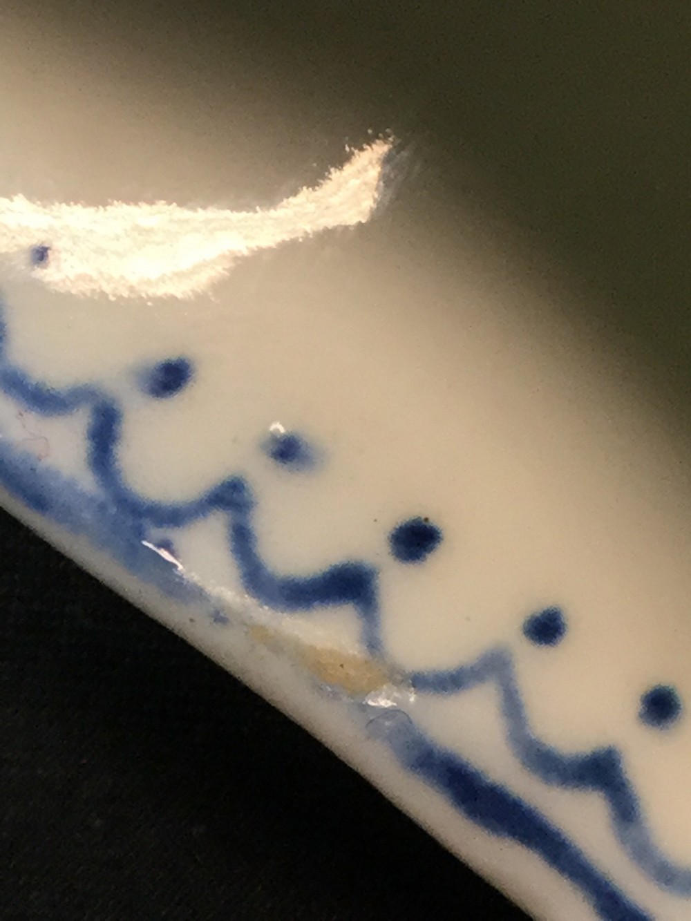 A Lowestoft Daisy pattern dolphin ewer, painted in underglaze blue with floral sprays, - Image 6 of 10