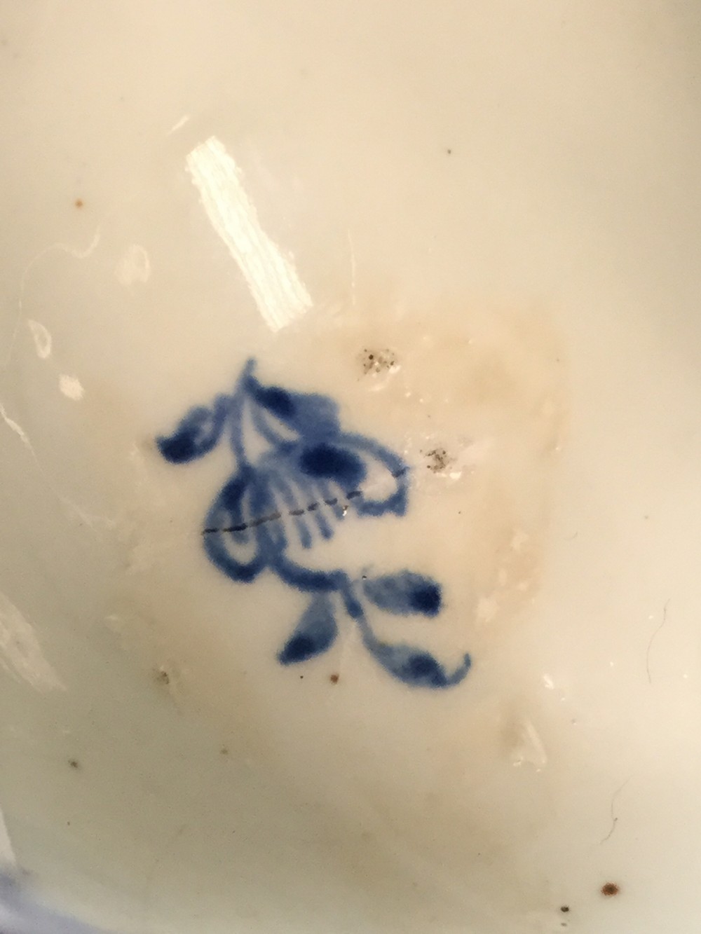 A Lowestoft Daisy pattern dolphin ewer, painted in underglaze blue with floral sprays, - Image 9 of 10