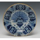 An 18th century Delft plate, in underglaze blue with fan of peacock feathers, 22.5cm diam, c.