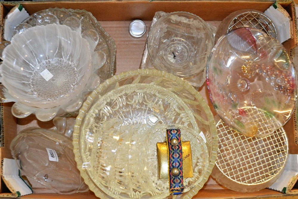 Glass - bowls, various **All lots in this sale are subject to a maximum of £2.