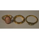 Jewellery - a pink and white onyx cameo portrait ring, yellow metal shank, stamped 9ct,