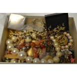 Jewellery - costume jewellery including brooches, necklaces, earrings, etc; lady's compacts,