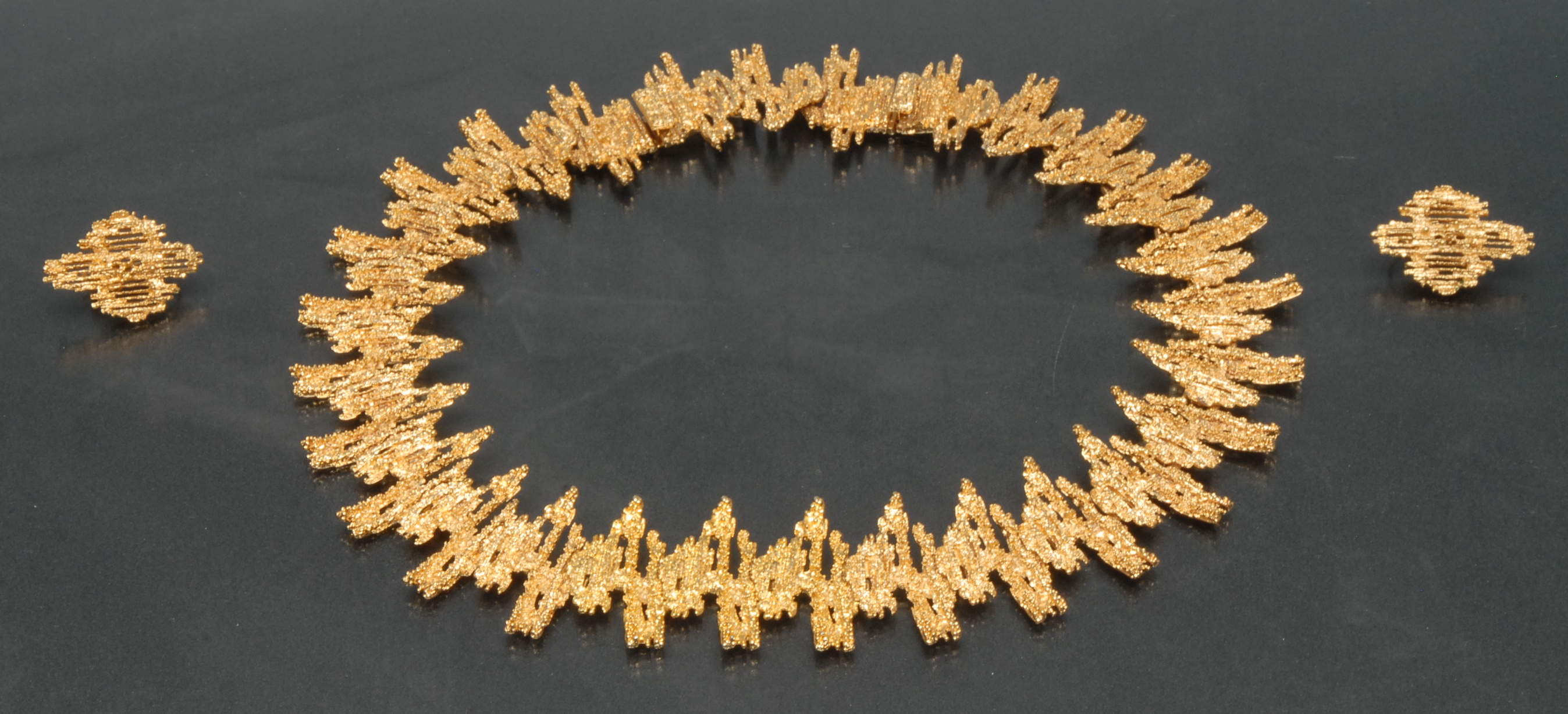 A 1970s gilt metal Vendome modernist textured bark necklace, compression clasp,