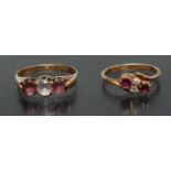 A diamond and ruby quartet ring, central pair of round brilliant cut diamonds approx 0,05ct each,