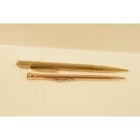 Pencils - a 9ct gold propelling pencil, textured body, twist action mechanism, S J Rose & Son,