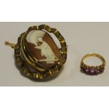 A 9ct gold ring set with five purple amethysts, 3.