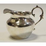 An Edwardian silver cream jug,