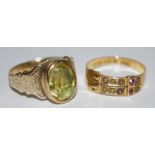 A Victorian yellow metal ring set with an oval Peridot, 4.