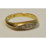 An 18ct gold and diamond chip ring (3.