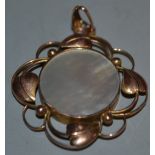 An Art Nouveau mother of pearl inset rose and yellow gold pendant, 9ct marks to drop loop, 3.