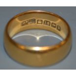 An 18ct gold wedding band, 8.