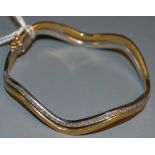 A 9ct gold wavy two tone gold bracelet,