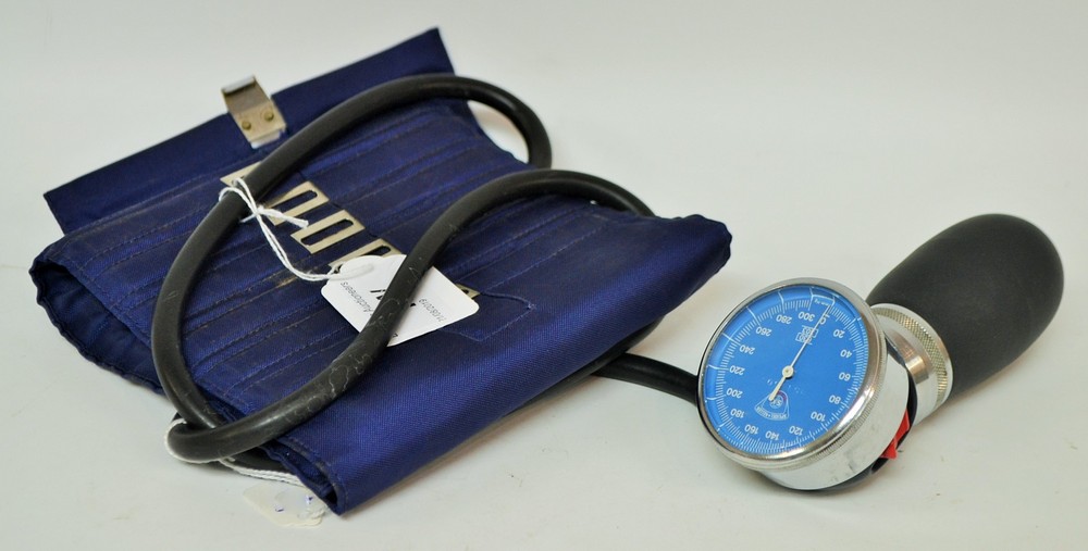 A mid 20th century blood pressure gauge ***PLEASE NOTE THERE IS NO BUYER'S PREMIUM ON THIS LOT,