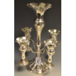 An Edwardian silver table centre epergne, central trumpet shaped flute with wavy rim,