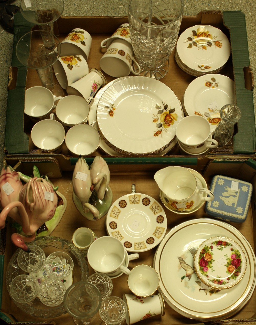 Ceramics and Glassware - a Royal Vale part tea set, stylized floral design on white ground,