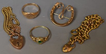 A 9ct rose gold horseshoe brooch; a 9ct gold ring; a 9ct gold chain; etc; 15.