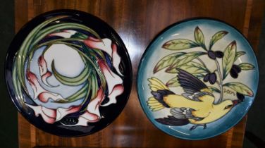 A Moorcroft Sian Leeper limited edition circular Arum Lily pattern plaque, cast date 2005,