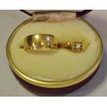 An 18ct gold wedding band size M;