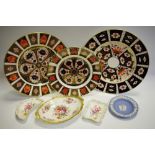 A Royal Crown Derby 1128 pattern dinner plate; an 1128 pattern dessert plate;