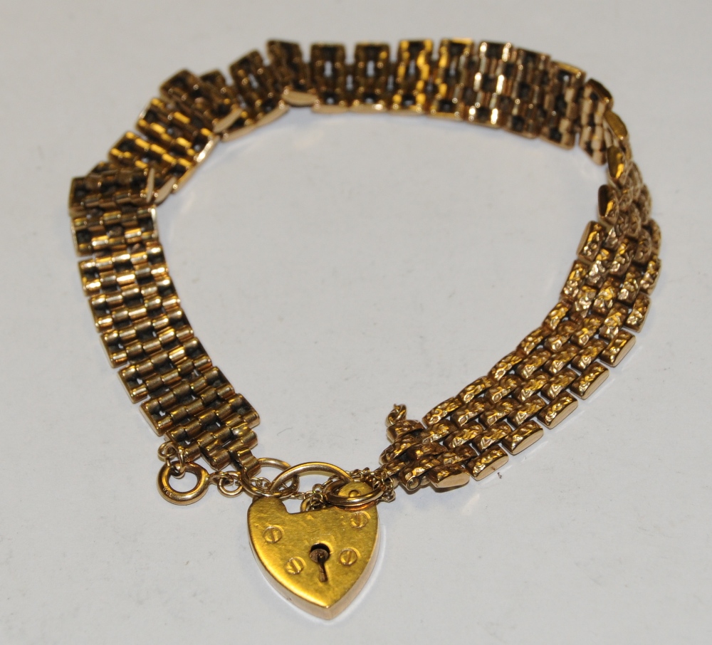 A 9ct gold textured gate bracelet, heart padlock clasp, 21.