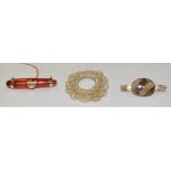 Brooches - a 9ct gold mounted amber coloured banded agate torpedo bar brooch,