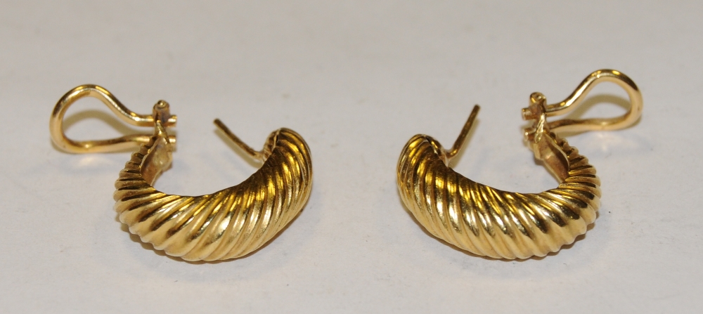 A pair of 18ct gold ridged spiral hoop earrings, clip lock action, stamped 750, import marks,