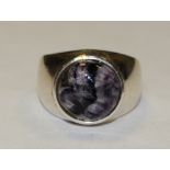 A Gentleman's Blue John flourite signet ring, circular cabochon blue john approx 13.47mm x 31.