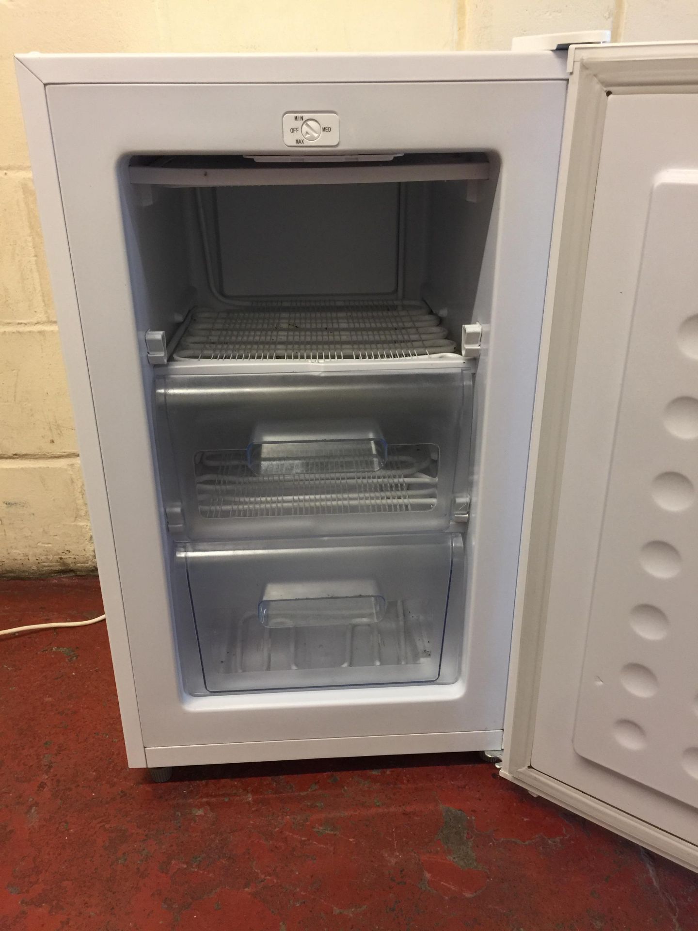 LEC U50263W 50cm Under Counter Freezer in White - Image 2 of 2