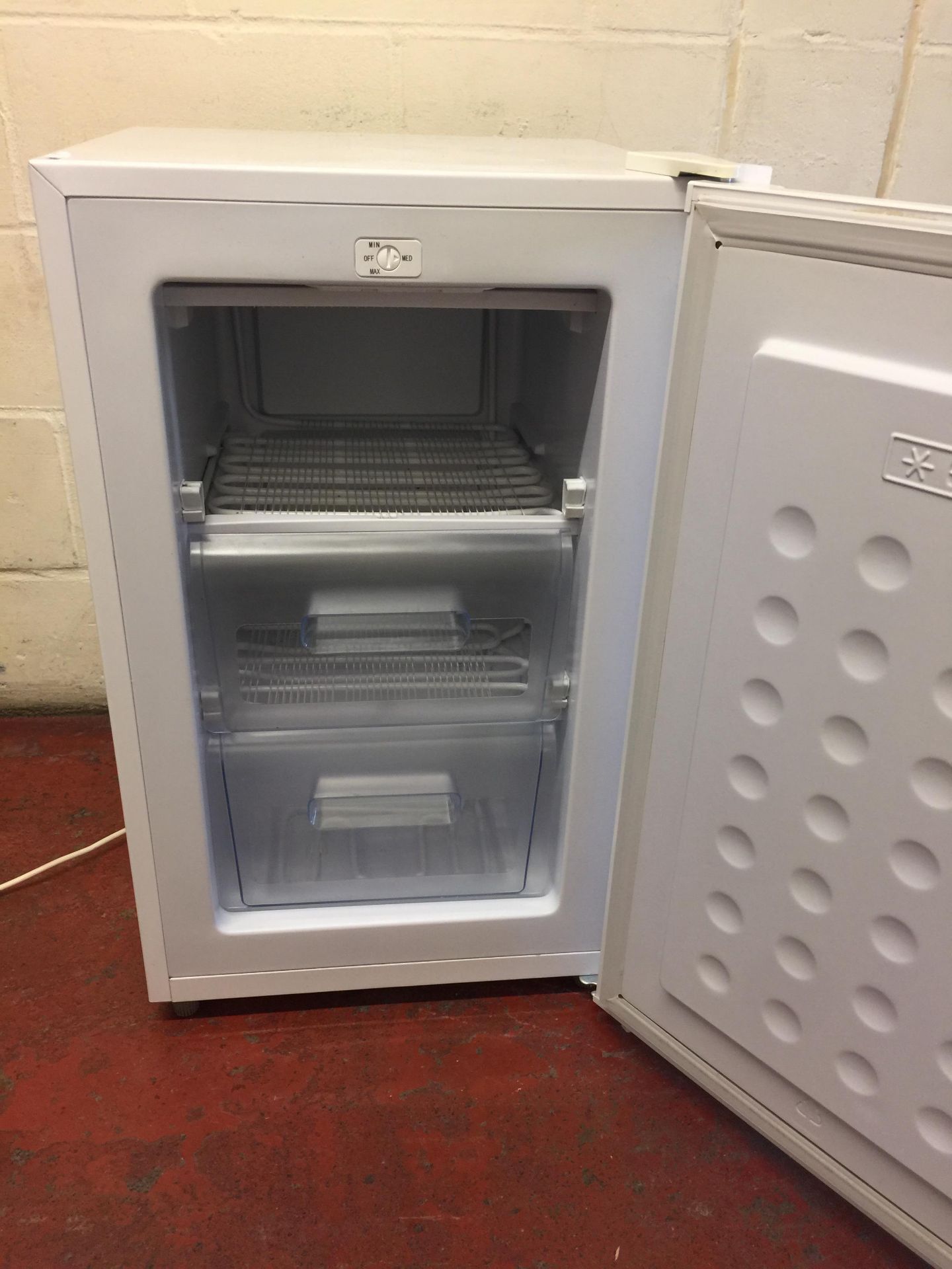 LEC U50263W 50cm Under Counter Freezer in White - Image 2 of 2