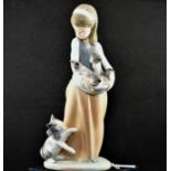 LLADRO FIGURINE "FOLLOWING HER CATS", GIRL WITH KITTENS IN APRON (1309),