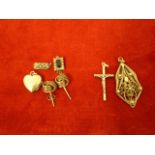 5 SILVER AND 2 WHITE METAL (BELIEVED TO BE SILVER BUT NOT MARKED) ITEMS INCLUDING PAIR OF EARINGS
