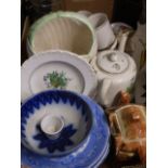 MIXED BOX OF CHINA INCLUDING SOME EARLY PIECES AND WEDGWOOD PLATE